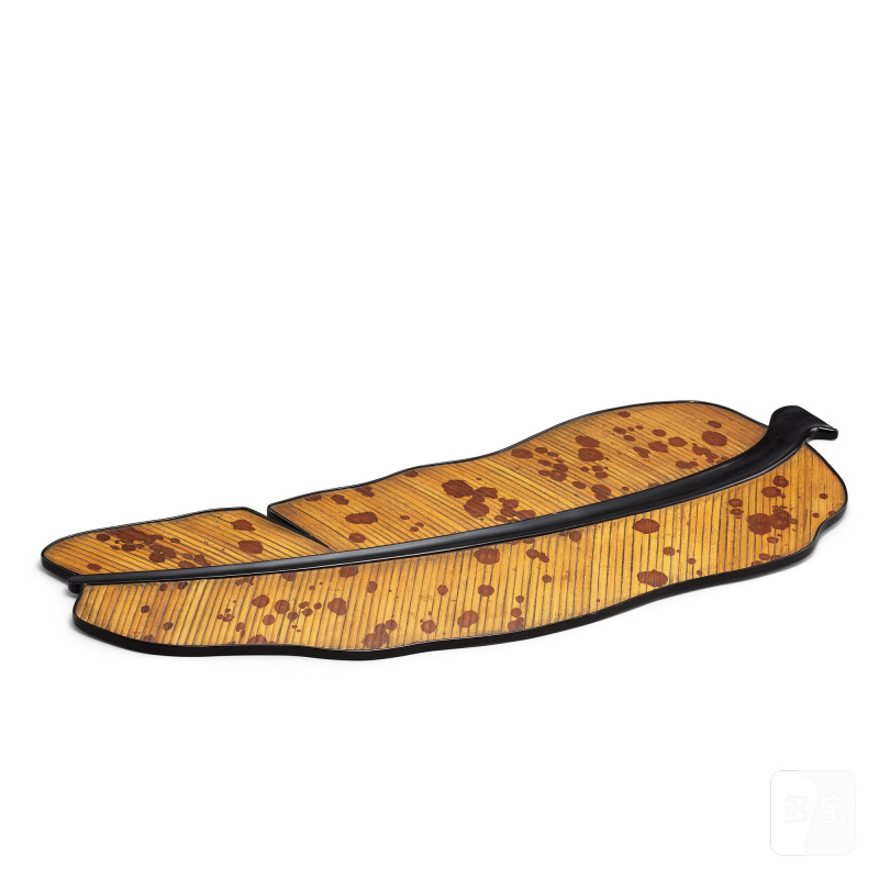 A spotted bamboo and lacquer leaf-shaped tea tray, Qing dynasty, 18th century | 清十八世紀 香妃竹黑漆芭蕉葉形茶盤